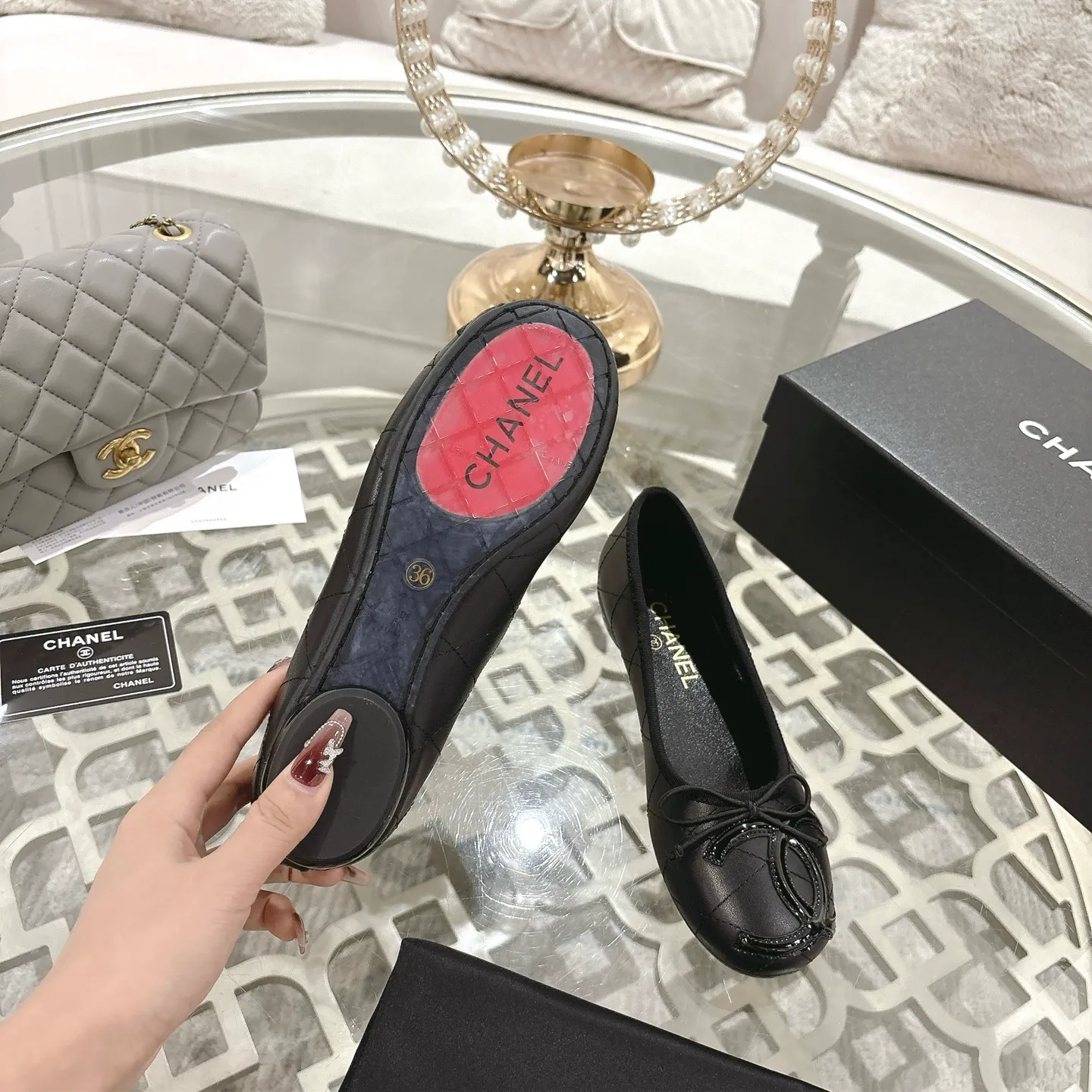 👟👟Ex-factory price 540👟👟 [Purchase-level quality] CHANEL Xiaoxiang 25/A new summer bow-tie shoes 💃 This pair of "dancing shoes" is really breathtakingly beautiful! Made of cowhide fabric + exquisite electric embroidery, every detail exudes a sense of high-end ~ classic bow design, Italian genuine leather sole, comfortable and elegant on the feet, a perfect must-have for fairies!  🌟 All counters are from the same source! All materials are customized according to the original 1:1, and are developed and patterned from genuine products. The quality is absolutely assured ~ a classic that must be bought every year, a versatile artifact that looks great whether paired with skirts or jeans!  💖 The perfect finishing touch for summer outfits, sisters, just do it! 👉 Fabric: Imported sheepskin Lining: Imported sheepskin Outsole: Private molded outsole Size: 35-40 Leather surface
